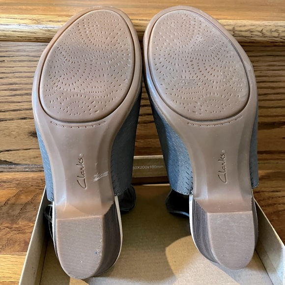 Clark's Leather Perforated Peep-Toe Sandal Size 7 wide - Picture 2 of 8